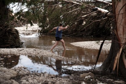 Una mujer cruza una sección del río Guadalupe, en Ingram, Texas, el 7 de julio de 2025.
