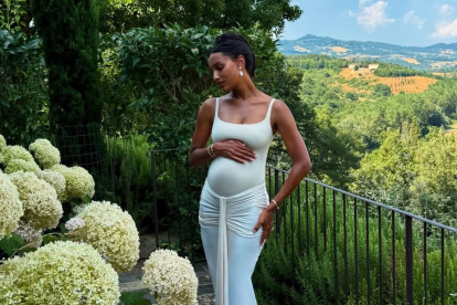 Jasmine Tookes dio a conocer su embarazo con una nueva sesión de fotos