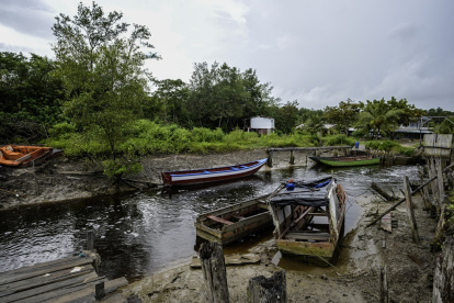 Barcos en la costa del complejo turístico Weg naar Zee en Paramaribo en Mayo de 2025.