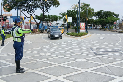 Los vehículos ya cruzan por la intersección divergente tipo diamante ubicada en la avenida Isidro Ayora, en el norte de Guayaquil.