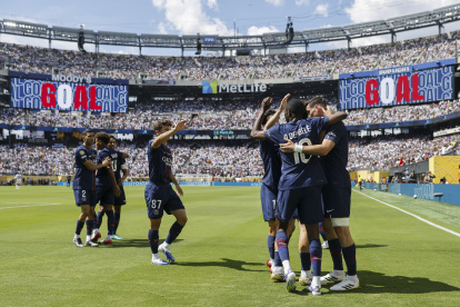 Jugadores de PSG celebran uno de los dos goles de Fabián Ruiz en el 4-0 ante Real Madrid en el Mundial de Clubes