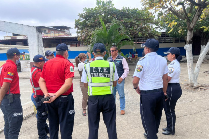 Autoridades de distintos sectores de Balzar acudieron al plantel para investigar qué está pasando.