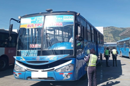 Referencial. Infracción. El conductor de bus fue sancionado por la AMT al invadir el carril exclusivo.