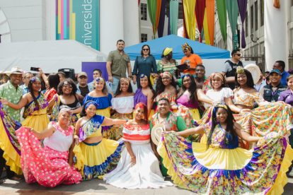 Grupos de danza afroecuatoriana se presentaron frente a decenas de asistentes en la Plaza de la Administración.