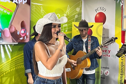 Dayanara Peralta durante su concierto íntimo en Radio Punto Rojo, en Guayaquil.