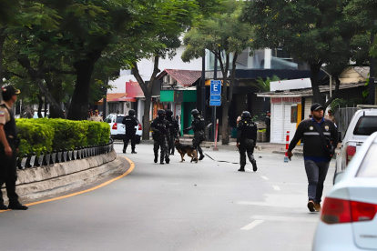 Agentes policiales realizaron una detonación controlada la tarde del miércoles 9 en la avenida Víctor Emilio Estrada, en Urdesa, norte de Guayaquil.