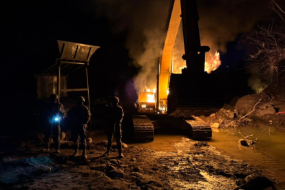 El Ejército destruyó maquinaria pesada utilizada por mineros ilegales en un campamento clandestino en el sector TUBURO