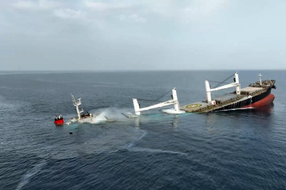 Granelero con bandera liberiana, Eternity C, hundiéndose después de ser atacado en el Mar Rojo frente a Hodeidah, Yemen, el 7 de julio de 2025.