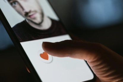 Cada vez más jóvenes de la Generación Z optan por conocer personas en espacios reales en lugar de usar apps de citas.