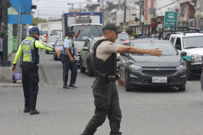 Agentes policiales y de la ATD controlaron el tránsito en la avenida Samuel Cisneros, en Durán, la mañana de este jueves 10 de julio.