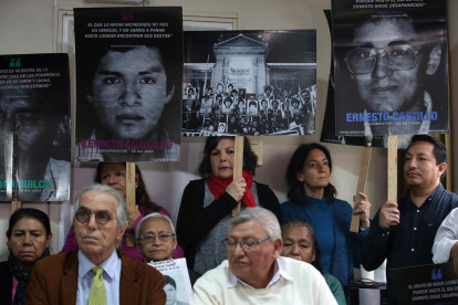 Familiares de las víctimas de la época del terrorismo asisten a una rueda de prensa este jueves, en Lima (Perú).