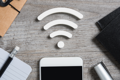 Botón WPS en la parte trasera de un router: una forma rápida (y temporal) de conectar dispositivos sin ingresar la contraseña.