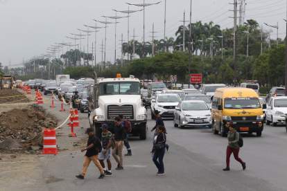 Trabajos. A lo largo de la avenida Samborondón hay calles abiertas a los lados o a orillas de los parterres centrales, lo que agudiza más los trancones.
