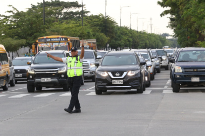 Durante los días que EXPRESO hizo el recorrido notó la presencia de unos 10 agentes en las vías. La ciudadanía solicita que la presencia sea mayor y en zonas críticas, donde no haya ya señalética.
