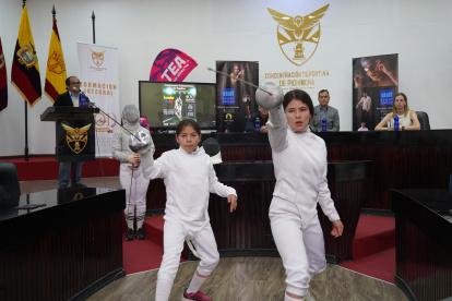 Las esgrimistas Julia Hernández (izquierda) y Rafaela Álvarez integran la selección nacional en el Sudamericano.