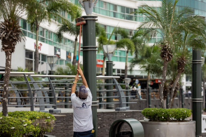 Según anunció la Alcaldía, los pisos, luminarias y sistemas de drenaje pluvial y aguas servidas de Puerto Santa Ana han empezado a ser intervenidos.