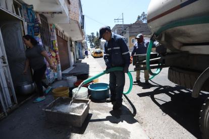 Quito enfrenta suspensión de agua potable en seis parroquias del sur tras rotura en tubería principal.