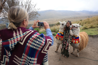 El trayecto del Teleférico cautiva por su vista panorámica, además puedes tomarte fotografías con las llamas y apoyar la economía local.