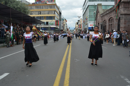 Evento. Un desfile que resalta los atuendos de la cultura local.