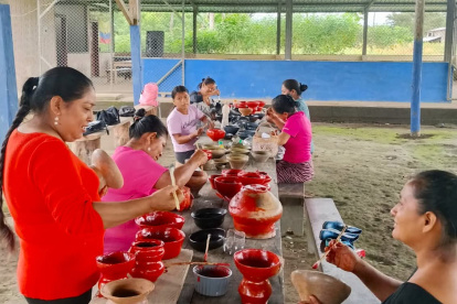 Actividad. Las mujeres elaboran y pintan las artesanías con creatividad.