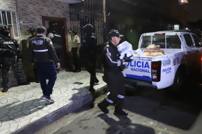 En la casa se hallaron documentos fraudulentos de agencias de tránsito de 24 cantones de todo el país, aseguró el ministro John Reimberg.