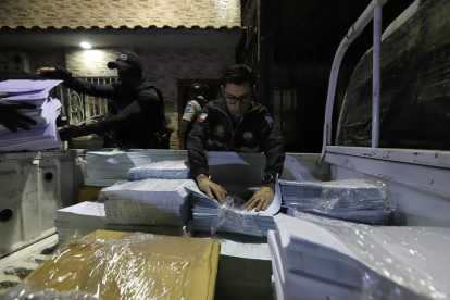 En el operativo, realizado la noche del 10 de julio, se hallaron ejemplares en soporte de papel con medidas de seguridad de los municipios, con leyendas de matriculación vehicular y revisión vehicular.