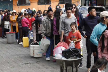 Varios barrios del sur de Quito realizan largas filas para poder acceder al agua