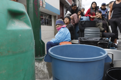 mil perosnas de seis parroquias de Quito están sin agua

mil perosnas de seis parroquias de Quito están sin agua

mil perosnas de seis parroquias de Quito están sin agua
Cuatrocientas mil personas de seis parroquias de Quito están sin agua