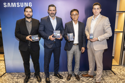 Los ejecutivos de la marca posan con el celular.