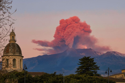 Volcán. A pesar de su frecuencia, las erupciones del Etna suelen ser bastante inofensivas. Son un espectáculo que atraen a miles de turistas.