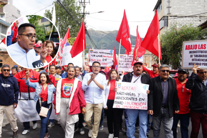 Docentes y trabajadores recorrieron calles de Quito exigiendo que se declare inconstitucional la Ley de Integridad Pública