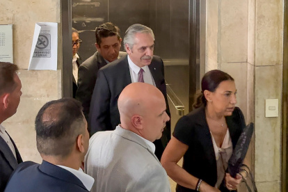 Fotografía del expresidente argentino Alberto Fernández (c) en los tribunales federales en Buenos Aires (Argentina).