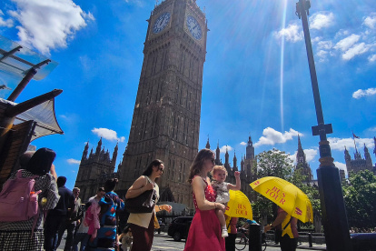 Varias personas pasean por Londres el 30 de junio de 2025, cuando se esperaban temperaturas en torno a los 34 grados Celsius.
