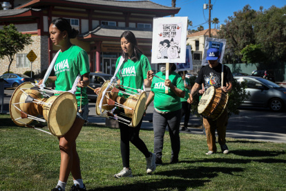 Protesta en rechazo a las acciones recientes del Servicio de Inmigración y Control de Aduanas (ICE), en el barrio coreano en Los Ángeles (Estados Unidos).