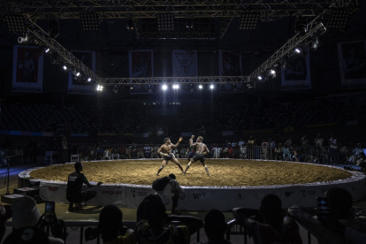 Los luchadores de Dambe Buhari Shagon Yellow (izq.) y Shagon Boka (der.) participan en una pelea durante un partido en el torneo de la Serie Mundial de Dambe en Abuja, el 28 de junio de 2025.