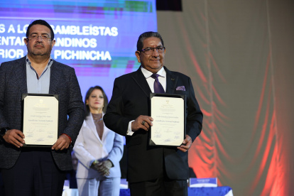 Carlos Faustino Falconi Lindao (derecha) recibió sus credenciales como asambleísta suplente en mayo de 2025.