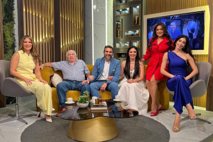 Diego Spotorno con el elenco del programa, su padre y novia.