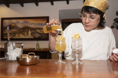 Taxo, miel, whisky y una infusión de cítricos se suman en una de las bebidas más populares de la mixóloga Marlene Briceño, Shake, shake, shake