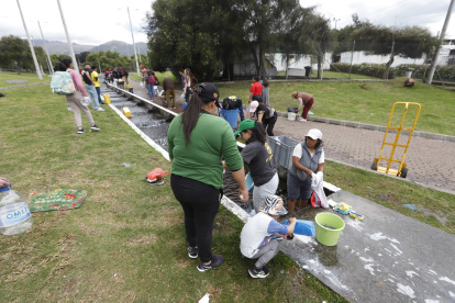 Según los moradores del sur de Quito los tanqueros no abastecen y han tenido que recurrir a las fuentes naturales.