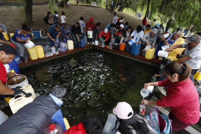 Apoyo. Esta vertiente está abasteciendo de agua a los vecinos de Guamaní y otros sectores