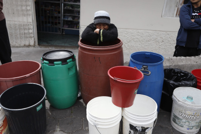 Preocupación. Los vecinos madrugaron para esperar al tanquero, que llegó pasadas las 10:00.