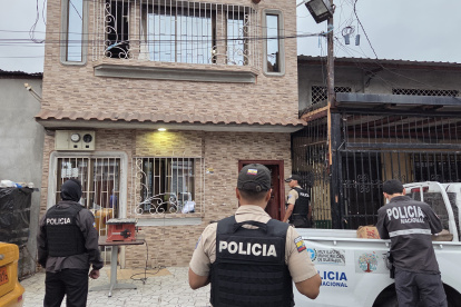 Hallazgo. Miles de especies, además de placas y sellos con logotipos especiales encontró la Policía.