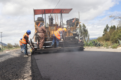 Obras viales en Cotopaxi detenidas por falta de asfalto.