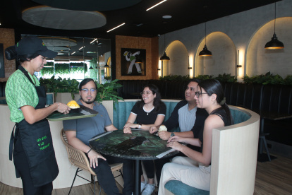 Sambolón ha apostado desde sus inicios por un servicio cercano, amable y eficiente, con personal capacitado que entiende la importancia de brindar una experiencia cálida en cada visita.