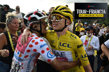 Richard Carapaz, con el maillot de puntos rojos, y Tadej Pogacar, campeón del Tour.