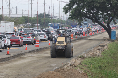 La ciudadanía asegura que las calles abiertas a lo largo de la avenida Samborondón han agudizado el tráfico en La Puntilla.