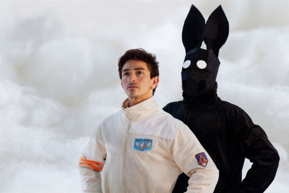 La obra es interpretada por César Santos y Omar Bonilla.