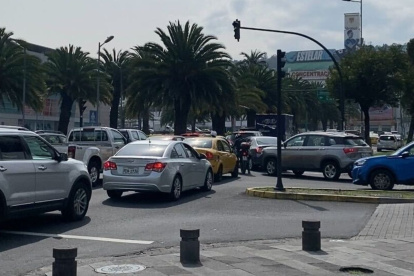 La medida rige para autos y motos. Hay siete excepciones establecidas, entre ellas para el transporte público.
