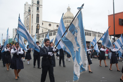 Estudiantes de 94 instituciones educativas desfilaron a lo largo de la avenida Quito por las fiestas de Guayaquil.