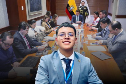 El asambleísta Dominique Serrano fue captado dibujando durante una sesión de fiscalización al contrato del Estado ecuatoriano con Progen.